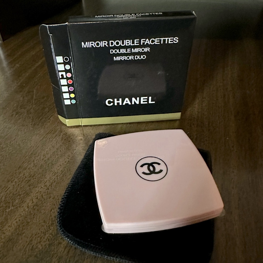 CHANEL Duo Compact Mirror
COLOR: PINK (111 Ballerina)